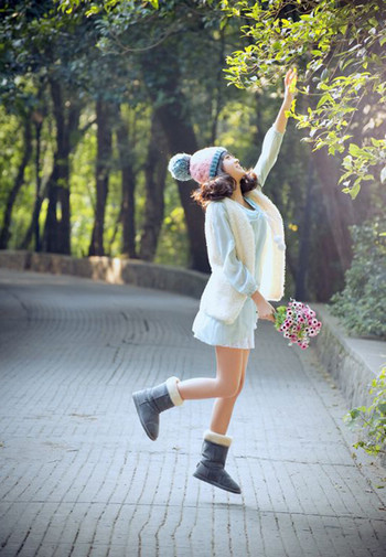 默默躲在墙角等待那爱情_唯美可爱女生QQ空间图片